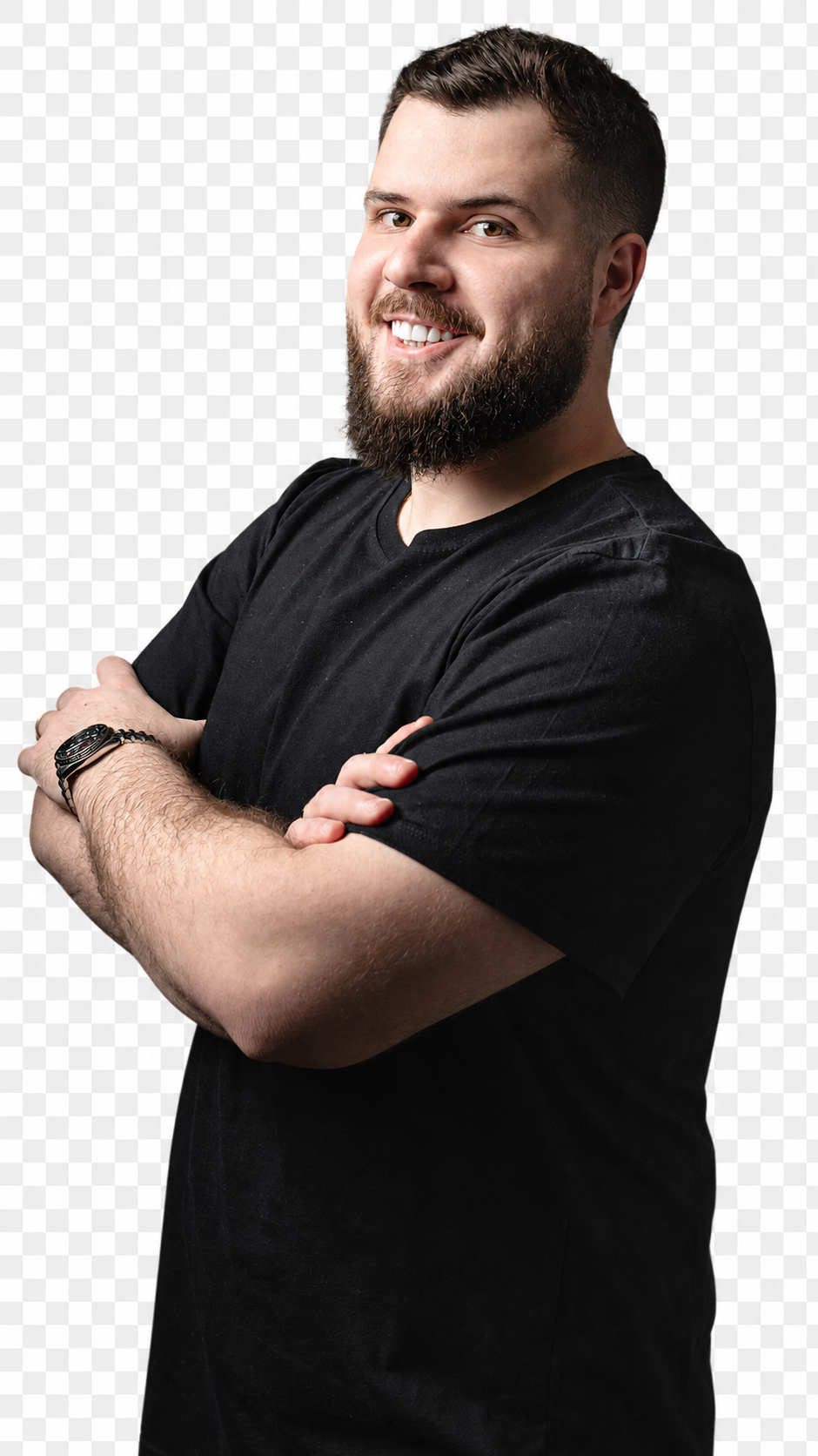 Pedro Brambilla, sorrindo de braços cruzados